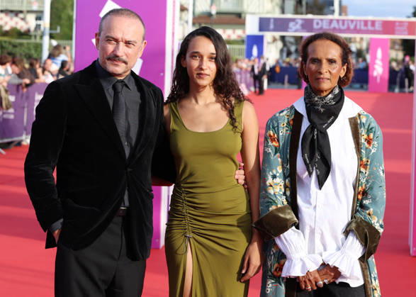 Vincent Perez, Karine Silla, and their daughter Tess Perez on the red carpet at the 52nd Deauville American Film Festival on September 11, 2026. Denis Guignebourg, Bestimage. Red carpet at the 52nd Deauville American Film Festival on September 11, 2026, Deauville, France Copyright: xDenisxGuignebourgx xBestimagexDenisxGuignebourgx xBestimagex