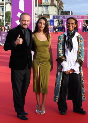 Vincent Perez, Karine Silla, and their daughter Tess Perez on the red carpet at the 52nd Deauville American Film Festival on September 11, 2026. Denis Guignebourg, Bestimage. Red carpet at the 52nd Deauville American Film Festival on September 11, 2026, Deauville, France Copyright: xDenisxGuignebourgx xBestimagexDenisxGuignebourgx xBestimagex