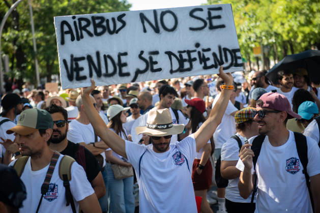 Airbus Workers Protest in Madrid Numerous people carry a banner reading Airbus is not for sale, it must be defended during a protest by Airbus employees on September 12, 2026, in Madrid, Spain. The march proceeded from Plaza de Colón to the Ministry of Industry headquarters and was attended by employees from worksites in Madrid, Seville, Albacete, Toledo, and Cádiz. SEPTEMBER 12, 2026 Fernando Sá Madrid, Spain Copyright: xFernandoxSanchezx 7768406