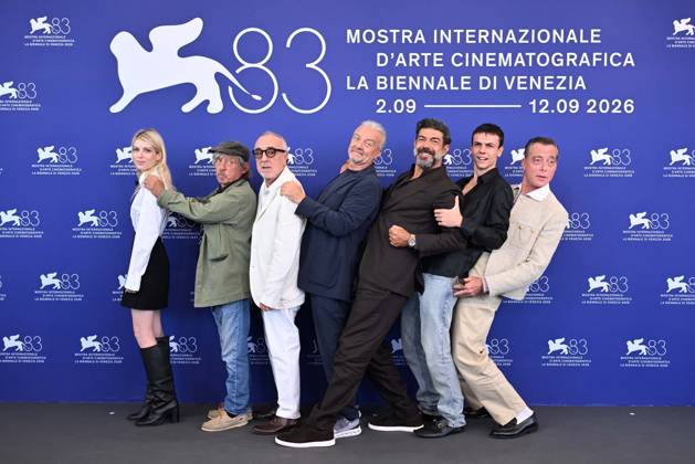 Bilder des Tages Entertainment September 12, 2026, Venice, Rome, Italy: Alma Noce, Paolo Rossi, Silvio Orlando, director Giovanni Veronesi, Pierfrancesco Favino, Francesco Gheghi, and Maurizio Lombardi during the photocall for the film God Laughs, 83rd Venice Film Festival. Venice, September 12, 2026 Venice Italy - ZUMAa289 20260912_zia_a289_125 Copyright: xMariaxLauraxAntonellix xAgfx