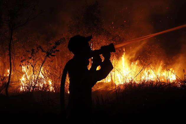 Forest And Peatland Fire In Ogan Ilir, South Sumatra A firefighter from the Ogan Ilir Regional Disaster Management Agency (BPBD) works to extinguish a forest and land fire along the Palembang-Inderalaya highway in Sungai Rambutan, Ogan Ilir Regency, South Sumatra, on September 11, 2026. Ogan Ilir, South Sumatra Indonesia Copyright: xSigitxPrasetyax originalFilename: prasetya-notitle260911_npVBh