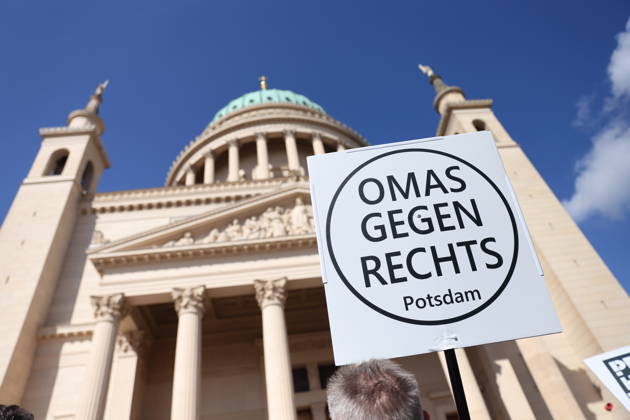 Ein Demonstrant mit Schild Omas gegen Rechts Potsdam während einer Demonstration für die Überprüfung rechtsextremer Parteien durch das Bundesverfassungsgericht, Alter Markt, Potsdam, 12. September 2026. Prüf-Demo in Potsdam