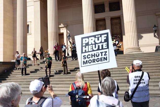 Die Band Kama Orchestra spielt während einer Demonstration für die Überprüfung rechtsextremer Parteien durch das Bundesverfassungsgericht, Alter Markt, Potsdam, 12. September 2026. Prüf-Demo in Potsdam