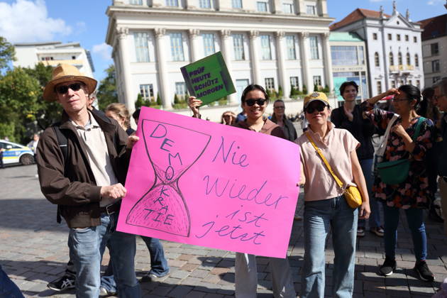 Demonstranten mit Schild Nie wieder ist jetzt - Sanduhr Demokratie während einer Demonstration für die Überprüfung rechtsextremer Parteien durch das Bundesverfassungsgericht, Alter Markt, Potsdam, 12. September 2026. Prüf-Demo in Potsdam