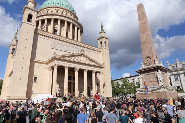 Demonstranten vor der Nikolaikirche während einer Demonstration für die Überprüfung rechtsextremer Parteien durch das Bundesverfassungsgericht, Alter Markt, Potsdam, 12. September 2026. Prüf-Demo in Potsdam