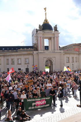 Demonstranten am Landtag während einer Demonstration für die Überprüfung rechtsextremer Parteien durch das Bundesverfassungsgericht, Alter Markt, Potsdam, 12. September 2026. Prüf-Demo in Potsdam