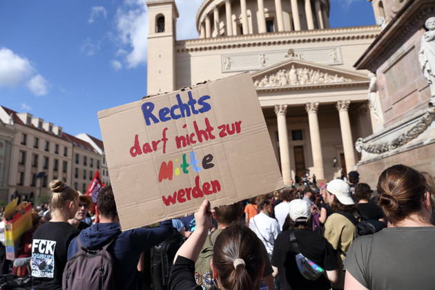Eine Demonstrantin mit Schild Rechts darf nicht zur Mitte werden während einer Demonstration für die Überprüfung rechtsextremer Parteien durch das Bundesverfassungsgericht, Alter Markt, Potsdam, 12. September 2026. Prüf-Demo in Potsdam