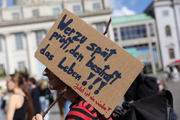 Ein Demonstrant mit Schild Wer zu spät prüft, den bestraft das Leben!!! Jetzt ist nie wieder! während einer Demonstration für die Überprüfung rechtsextremer Parteien durch das Bundesverfassungsgericht, Alter Markt, Potsdam, 12. September 2026. Prüf-Demo in Potsdam