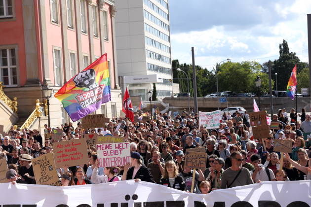 Demonstranten laufen mit Banner Prüf heute. Schütz morgen! um den Landtag während einer Demonstration für die Überprüfung rechtsextremer Parteien durch das Bundesverfassungsgericht, Alter Markt, Potsdam, 12. September 2026. Prüf-Demo in Potsdam
