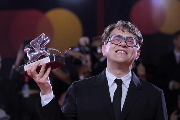 Closing Ceremony of the Venice International Film Festival Director Ilya Khrzhanovsky poses with the Silver Lion for Best Director for *Dau* after the closing gala of the Venice International Film Festival on September 11, 2026, in Venice, Italy. The festival, the oldest in the world, celebrated its 83rd edition this year. The international jury, chaired by Maggie Gyllenhaal, presented the Golden Lion for Best Film and the other official awards: the Grand Jury Prize, the Silver Lion for Best Director, Volpi Cups for Best Actress and Best Actor, Best Screenplay Award, Special Jury Prize, and the Marcello Mastroianni Award for Young Performers. SEPTEMBER 12, 2026 VENICE FILM FESTIVAL FILM AWARDS ACTORS ACTRESSES DIRECTOR Venice, Italy Venice Copyright: xRoccoxSpazianix 7770062