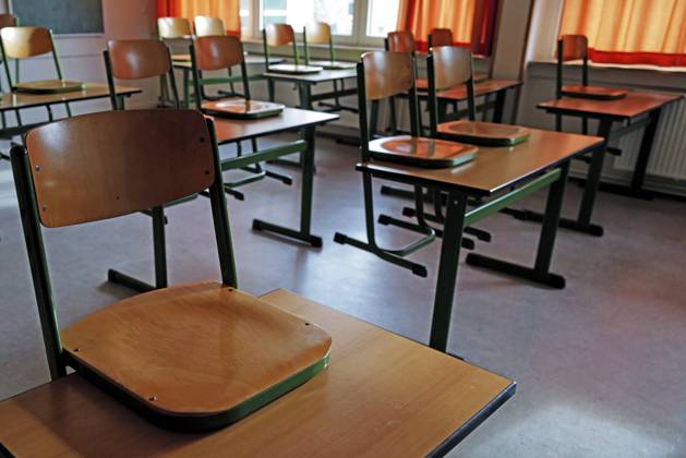 Ein leeres Klassenzimmer mit Schulstühlen und Schreibtischen in Bayern kurz vor Schulbeginn. Bayern, Deutschland An empty classroom containing school chairs and desks in Bavaria shortly before school resumes. Bavaria, Germany Copyright: imageBROKER LiamxCleary ibllcl18986108.jpg