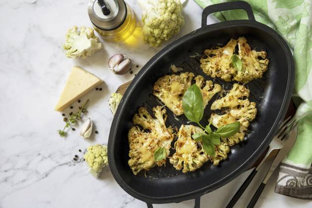 Gebackene Blumenkohl Ketosteaks mit Käse auf einem Steintisch. Vegetarischer Blumenkohl Parmesan. Gesundes Essen, Fleischersatzkonzept auf pflanzlicher Basis. Leerzeichen kopieren Baked cauliflower keto steaks with cheese on a stone table. Vegetarian cauliflower parmesan. Healthy eating, plant-based meat substitute concept. Copy space Copyright: imageBROKER ELENAxHRAMOVA ibxiqx18634687.jpg