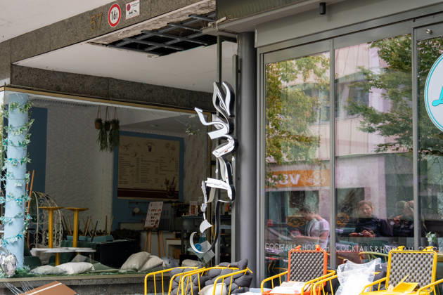 CafÃ und Bar be schädigt - Verdacht auf Sprengstoffexplosion Am 13.09.2026 beschädigten Unbekannte am frühen Morgen ein CafÃ in der Frankfurter Straße in Offenbach am Main. Zeugen hatten gegen 4.45 Uhr einen lauten Knall sowie Feuerschein gemeldet, woraufhin Polizeistreifen beschädigte Schaufensterscheiben einer Bar sowie eines gegenüberliegenden CafÃ s feststellten. Die Kriminalpolizei ermittelt wegen des Verdachts des Herbeiführens einer Sprengstoffexplosion. Nach ersten Erkenntnissen wurde niemand verletzt, die Höhe des Sachschadens sowie die Hintergründe der Tat waren zunächst unklar. Offenbach am Main Hessen Deutschland