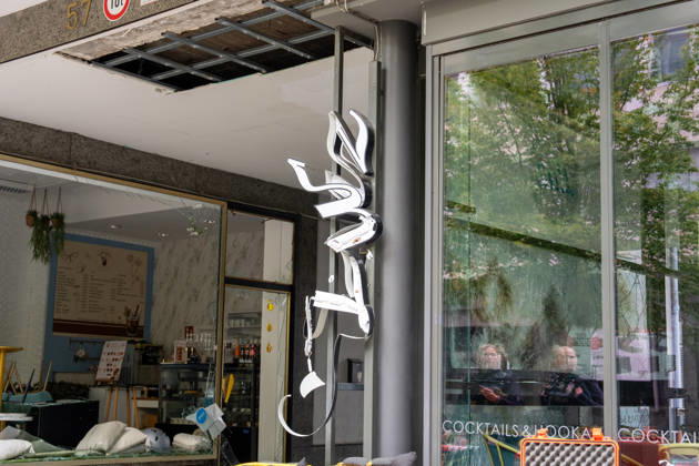 CafÃ und Bar be schädigt - Verdacht auf Sprengstoffexplosion Am 13.09.2026 beschädigten Unbekannte am frühen Morgen ein CafÃ in der Frankfurter Straße in Offenbach am Main. Zeugen hatten gegen 4.45 Uhr einen lauten Knall sowie Feuerschein gemeldet, woraufhin Polizeistreifen beschädigte Schaufensterscheiben einer Bar sowie eines gegenüberliegenden CafÃ s feststellten. Die Kriminalpolizei ermittelt wegen des Verdachts des Herbeiführens einer Sprengstoffexplosion. Nach ersten Erkenntnissen wurde niemand verletzt, die Höhe des Sachschadens sowie die Hintergründe der Tat waren zunächst unklar. Offenbach am Main Hessen Deutschland