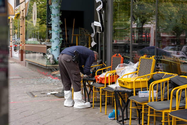 CafÃ und Bar be schädigt - Verdacht auf Sprengstoffexplosion Am 13.09.2026 beschädigten Unbekannte am frühen Morgen ein CafÃ in der Frankfurter Straße in Offenbach am Main. Zeugen hatten gegen 4.45 Uhr einen lauten Knall sowie Feuerschein gemeldet, woraufhin Polizeistreifen beschädigte Schaufensterscheiben einer Bar sowie eines gegenüberliegenden CafÃ s feststellten. Die Kriminalpolizei ermittelt wegen des Verdachts des Herbeiführens einer Sprengstoffexplosion. Nach ersten Erkenntnissen wurde niemand verletzt, die Höhe des Sachschadens sowie die Hintergründe der Tat waren zunächst unklar. Offenbach am Main Hessen Deutschland