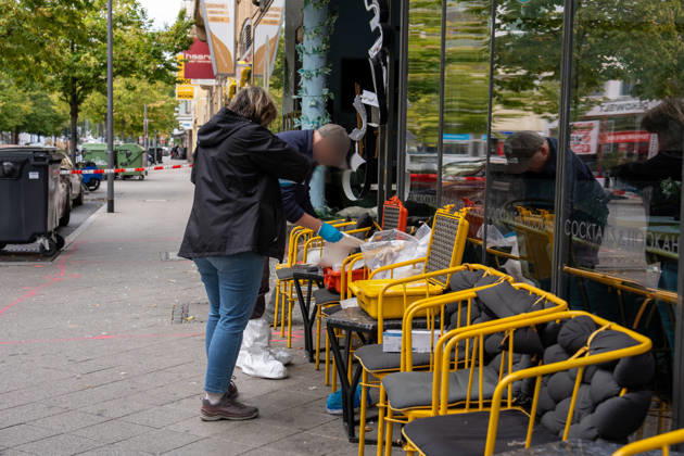 CafÃ und Bar be schädigt - Verdacht auf Sprengstoffexplosion Am 13.09.2026 beschädigten Unbekannte am frühen Morgen ein CafÃ in der Frankfurter Straße in Offenbach am Main. Zeugen hatten gegen 4.45 Uhr einen lauten Knall sowie Feuerschein gemeldet, woraufhin Polizeistreifen beschädigte Schaufensterscheiben einer Bar sowie eines gegenüberliegenden CafÃ s feststellten. Die Kriminalpolizei ermittelt wegen des Verdachts des Herbeiführens einer Sprengstoffexplosion. Nach ersten Erkenntnissen wurde niemand verletzt, die Höhe des Sachschadens sowie die Hintergründe der Tat waren zunächst unklar. Offenbach am Main Hessen Deutschland