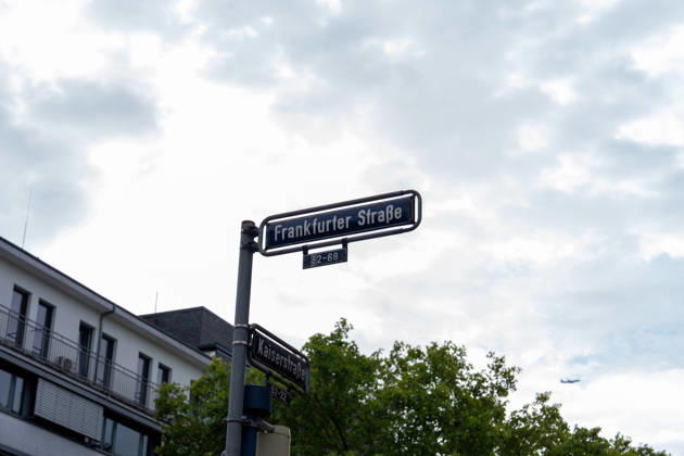 CafÃ und Bar be schädigt - Verdacht auf Sprengstoffexplosion Am 13.09.2026 beschädigten Unbekannte am frühen Morgen ein CafÃ in der Frankfurter Straße in Offenbach am Main. Zeugen hatten gegen 4.45 Uhr einen lauten Knall sowie Feuerschein gemeldet, woraufhin Polizeistreifen beschädigte Schaufensterscheiben einer Bar sowie eines gegenüberliegenden CafÃ s feststellten. Die Kriminalpolizei ermittelt wegen des Verdachts des Herbeiführens einer Sprengstoffexplosion. Nach ersten Erkenntnissen wurde niemand verletzt, die Höhe des Sachschadens sowie die Hintergründe der Tat waren zunächst unklar. Offenbach am Main Hessen Deutschland