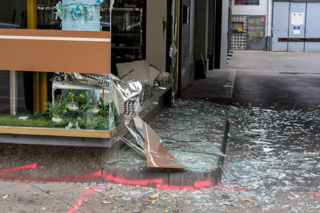CafÃ und Bar be schädigt - Verdacht auf Sprengstoffexplosion Am 13.09.2026 beschädigten Unbekannte am frühen Morgen ein CafÃ in der Frankfurter Straße in Offenbach am Main. Zeugen hatten gegen 4.45 Uhr einen lauten Knall sowie Feuerschein gemeldet, woraufhin Polizeistreifen beschädigte Schaufensterscheiben einer Bar sowie eines gegenüberliegenden CafÃ s feststellten. Die Kriminalpolizei ermittelt wegen des Verdachts des Herbeiführens einer Sprengstoffexplosion. Nach ersten Erkenntnissen wurde niemand verletzt, die Höhe des Sachschadens sowie die Hintergründe der Tat waren zunächst unklar. Offenbach am Main Hessen Deutschland
