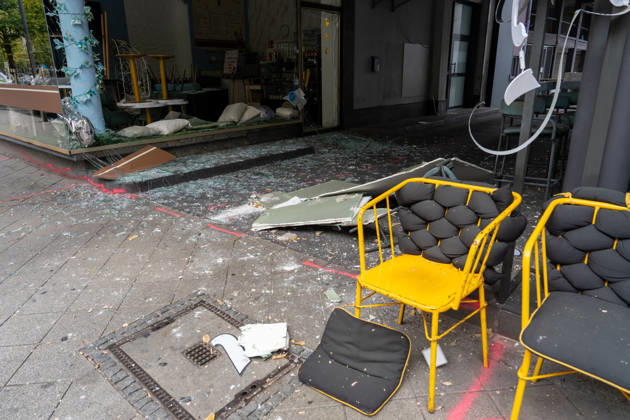 CafÃ und Bar be schädigt - Verdacht auf Sprengstoffexplosion Am 13.09.2026 beschädigten Unbekannte am frühen Morgen ein CafÃ in der Frankfurter Straße in Offenbach am Main. Zeugen hatten gegen 4.45 Uhr einen lauten Knall sowie Feuerschein gemeldet, woraufhin Polizeistreifen beschädigte Schaufensterscheiben einer Bar sowie eines gegenüberliegenden CafÃ s feststellten. Die Kriminalpolizei ermittelt wegen des Verdachts des Herbeiführens einer Sprengstoffexplosion. Nach ersten Erkenntnissen wurde niemand verletzt, die Höhe des Sachschadens sowie die Hintergründe der Tat waren zunächst unklar. Offenbach am Main Hessen Deutschland