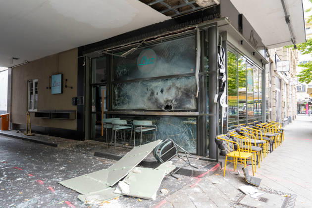 CafÃ und Bar be schädigt - Verdacht auf Sprengstoffexplosion Am 13.09.2026 beschädigten Unbekannte am frühen Morgen ein CafÃ in der Frankfurter Straße in Offenbach am Main. Zeugen hatten gegen 4.45 Uhr einen lauten Knall sowie Feuerschein gemeldet, woraufhin Polizeistreifen beschädigte Schaufensterscheiben einer Bar sowie eines gegenüberliegenden CafÃ s feststellten. Die Kriminalpolizei ermittelt wegen des Verdachts des Herbeiführens einer Sprengstoffexplosion. Nach ersten Erkenntnissen wurde niemand verletzt, die Höhe des Sachschadens sowie die Hintergründe der Tat waren zunächst unklar. Offenbach am Main Hessen Deutschland