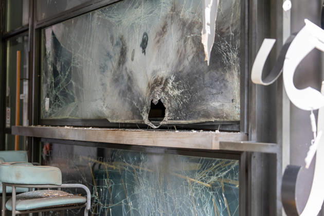 CafÃ und Bar be schädigt - Verdacht auf Sprengstoffexplosion Am 13.09.2026 beschädigten Unbekannte am frühen Morgen ein CafÃ in der Frankfurter Straße in Offenbach am Main. Zeugen hatten gegen 4.45 Uhr einen lauten Knall sowie Feuerschein gemeldet, woraufhin Polizeistreifen beschädigte Schaufensterscheiben einer Bar sowie eines gegenüberliegenden CafÃ s feststellten. Die Kriminalpolizei ermittelt wegen des Verdachts des Herbeiführens einer Sprengstoffexplosion. Nach ersten Erkenntnissen wurde niemand verletzt, die Höhe des Sachschadens sowie die Hintergründe der Tat waren zunächst unklar. Offenbach am Main Hessen Deutschland