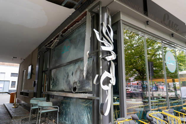 CafÃ und Bar be schädigt - Verdacht auf Sprengstoffexplosion Am 13.09.2026 beschädigten Unbekannte am frühen Morgen ein CafÃ in der Frankfurter Straße in Offenbach am Main. Zeugen hatten gegen 4.45 Uhr einen lauten Knall sowie Feuerschein gemeldet, woraufhin Polizeistreifen beschädigte Schaufensterscheiben einer Bar sowie eines gegenüberliegenden CafÃ s feststellten. Die Kriminalpolizei ermittelt wegen des Verdachts des Herbeiführens einer Sprengstoffexplosion. Nach ersten Erkenntnissen wurde niemand verletzt, die Höhe des Sachschadens sowie die Hintergründe der Tat waren zunächst unklar. Offenbach am Main Hessen Deutschland