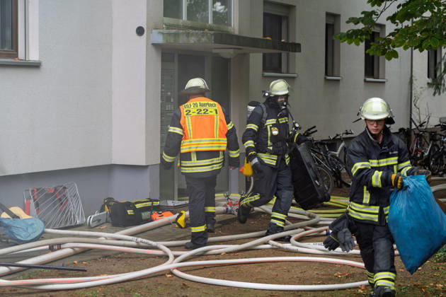Kellerbrand in Mehrfamilienhaus Mehrere Personen gerettet Am 13.09.2026 wurde in Bensheim ein Brand im Keller eines Wohnhauses mit 33 Bewohnern gemeldet. Wegen starker Rauchentwicklung im Treppenhaus rettete die Feuerwehr mehrere Bewohner mit einer Drehleiter aus dem Gebäude. Zwei Bewohner im Alter von 63 und 36 Jahren wurden wegen Verdachts auf eine Rauchgasvergiftung untersucht, die 63-Jährige wurde vor Ort entlassen, der 36-Jährige kam zur weiteren Untersuchung ins Krankenhaus. Die Brandursache und die Schadenshöhe waren zunächst unklar. Im Einsatz standen mehrere Feuerwehren mit 13 Fahrzeugen sowie 7 Rettungswagen und 2 Notarztwagen. Bensheim Hessen Deutschland