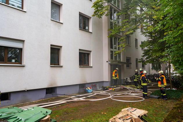Kellerbrand in Mehrfamilienhaus Mehrere Personen gerettet Am 13.09.2026 wurde in Bensheim ein Brand im Keller eines Wohnhauses mit 33 Bewohnern gemeldet. Wegen starker Rauchentwicklung im Treppenhaus rettete die Feuerwehr mehrere Bewohner mit einer Drehleiter aus dem Gebäude. Zwei Bewohner im Alter von 63 und 36 Jahren wurden wegen Verdachts auf eine Rauchgasvergiftung untersucht, die 63-Jährige wurde vor Ort entlassen, der 36-Jährige kam zur weiteren Untersuchung ins Krankenhaus. Die Brandursache und die Schadenshöhe waren zunächst unklar. Im Einsatz standen mehrere Feuerwehren mit 13 Fahrzeugen sowie 7 Rettungswagen und 2 Notarztwagen. Bensheim Hessen Deutschland