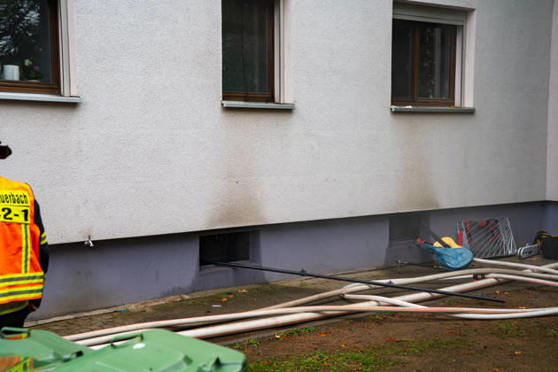 Kellerbrand in Mehrfamilienhaus Mehrere Personen gerettet Am 13.09.2026 wurde in Bensheim ein Brand im Keller eines Wohnhauses mit 33 Bewohnern gemeldet. Wegen starker Rauchentwicklung im Treppenhaus rettete die Feuerwehr mehrere Bewohner mit einer Drehleiter aus dem Gebäude. Zwei Bewohner im Alter von 63 und 36 Jahren wurden wegen Verdachts auf eine Rauchgasvergiftung untersucht, die 63-Jährige wurde vor Ort entlassen, der 36-Jährige kam zur weiteren Untersuchung ins Krankenhaus. Die Brandursache und die Schadenshöhe waren zunächst unklar. Im Einsatz standen mehrere Feuerwehren mit 13 Fahrzeugen sowie 7 Rettungswagen und 2 Notarztwagen. Bensheim Hessen Deutschland
