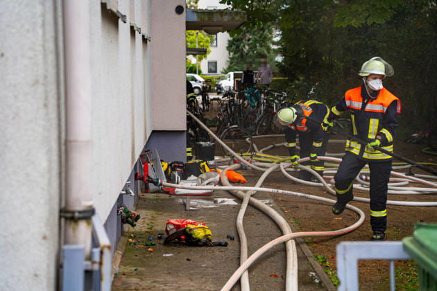 Kellerbrand in Mehrfamilienhaus Mehrere Personen gerettet Am 13.09.2026 wurde in Bensheim ein Brand im Keller eines Wohnhauses mit 33 Bewohnern gemeldet. Wegen starker Rauchentwicklung im Treppenhaus rettete die Feuerwehr mehrere Bewohner mit einer Drehleiter aus dem Gebäude. Zwei Bewohner im Alter von 63 und 36 Jahren wurden wegen Verdachts auf eine Rauchgasvergiftung untersucht, die 63-Jährige wurde vor Ort entlassen, der 36-Jährige kam zur weiteren Untersuchung ins Krankenhaus. Die Brandursache und die Schadenshöhe waren zunächst unklar. Im Einsatz standen mehrere Feuerwehren mit 13 Fahrzeugen sowie 7 Rettungswagen und 2 Notarztwagen. Bensheim Hessen Deutschland