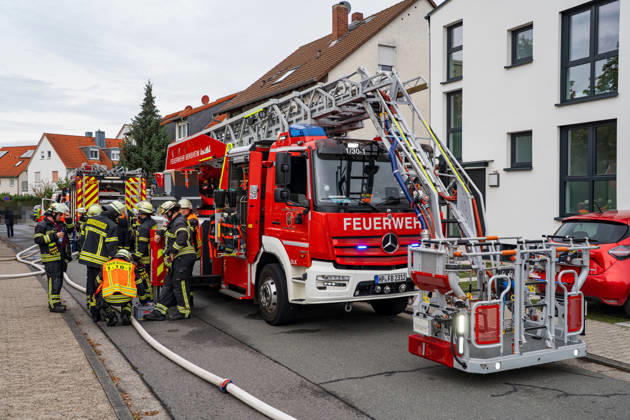 Kellerbrand in Mehrfamilienhaus Mehrere Personen gerettet Am 13.09.2026 wurde in Bensheim ein Brand im Keller eines Wohnhauses mit 33 Bewohnern gemeldet. Wegen starker Rauchentwicklung im Treppenhaus rettete die Feuerwehr mehrere Bewohner mit einer Drehleiter aus dem Gebäude. Zwei Bewohner im Alter von 63 und 36 Jahren wurden wegen Verdachts auf eine Rauchgasvergiftung untersucht, die 63-Jährige wurde vor Ort entlassen, der 36-Jährige kam zur weiteren Untersuchung ins Krankenhaus. Die Brandursache und die Schadenshöhe waren zunächst unklar. Im Einsatz standen mehrere Feuerwehren mit 13 Fahrzeugen sowie 7 Rettungswagen und 2 Notarztwagen. Bensheim Hessen Deutschland