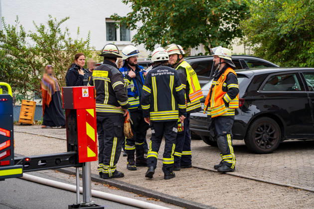 Kellerbrand in Mehrfamilienhaus Mehrere Personen gerettet Am 13.09.2026 wurde in Bensheim ein Brand im Keller eines Wohnhauses mit 33 Bewohnern gemeldet. Wegen starker Rauchentwicklung im Treppenhaus rettete die Feuerwehr mehrere Bewohner mit einer Drehleiter aus dem Gebäude. Zwei Bewohner im Alter von 63 und 36 Jahren wurden wegen Verdachts auf eine Rauchgasvergiftung untersucht, die 63-Jährige wurde vor Ort entlassen, der 36-Jährige kam zur weiteren Untersuchung ins Krankenhaus. Die Brandursache und die Schadenshöhe waren zunächst unklar. Im Einsatz standen mehrere Feuerwehren mit 13 Fahrzeugen sowie 7 Rettungswagen und 2 Notarztwagen. Bensheim Hessen Deutschland