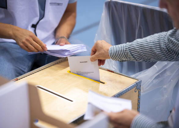 MALMÖ, September 13, 2026. Absentee ballots are placed in the ballot box as the vote count begins at the polling place at Kockums Fritid in Malmö on Election Day, September 13, 2026. MALMÖ, SWEDEN x50090x  Copyright: xJohanxNilssonx xTTx RÖSTRÄKNING - VALET 2026 hpeaCt4c1sI