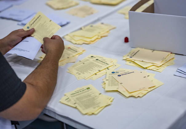 MALMÖ, September 13, 2026: Ballot envelopes are opened and votes are counted during the vote-counting process at the polling place at Kockums Fritid in Malmö on Election Day, September 13, 2026. CITY, SWEDEN x50090x  Copyright: xJohanxNilssonx xTTx RÖSTRÄKNING - VALET 2026 a6CjKX3kwtY