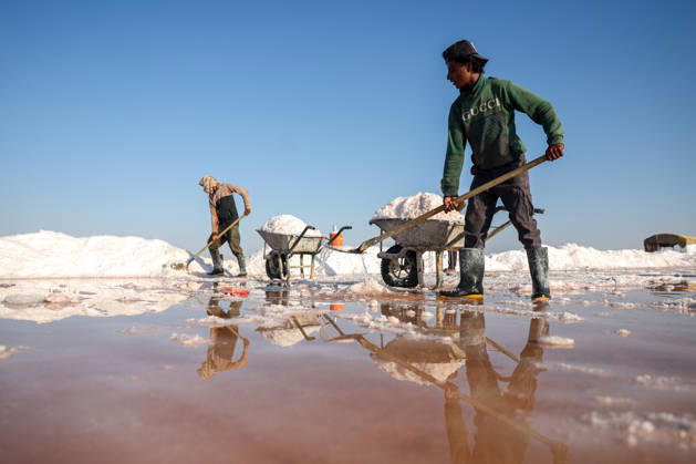 Workers in Syria-Iraq border s Deir ez-Zor Desert make a living from salt DEIR EZ-ZOR, SYRIA - SEPTEMBER 10: Workers laboring in the Deir ez-Zor Desert on the Syria-Iraq border try to support their families with the salt they extract from deep in the ground, enduring scorching heat and thick dust in Deir ez-Zor, Syria on September 10, 2026. After putting the salt they dig out of the earth through various processes, workers gather it with wheelbarrows and load it onto trucks. Despite all these harsh conditions, salt production continues to be one of the most vital sources of livelihood for the local population. Abdulrhman El Ali Anadolu Deir ez-Zor Syria. Editorial use only. Please get in touch for any other usage.  Copyright: x2026xAnadoluxAbdulrhmanxElxAlix