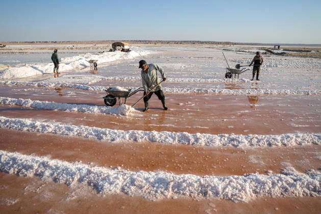 Workers in Syria-Iraq border s Deir ez-Zor Desert make a living from salt DEIR EZ-ZOR, SYRIA - SEPTEMBER 10: Workers laboring in the Deir ez-Zor Desert on the Syria-Iraq border try to support their families with the salt they extract from deep in the ground, enduring scorching heat and thick dust in Deir ez-Zor, Syria on September 10, 2026. After putting the salt they dig out of the earth through various processes, workers gather it with wheelbarrows and load it onto trucks. Despite all these harsh conditions, salt production continues to be one of the most vital sources of livelihood for the local population. Abdulrhman El Ali Anadolu Deir ez-Zor Syria. Editorial use only. Please get in touch for any other usage.  Copyright: x2026xAnadoluxAbdulrhmanxElxAlix