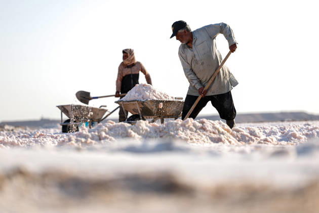 Workers in Syria-Iraq border s Deir ez-Zor Desert make a living from salt DEIR EZ-ZOR, SYRIA - SEPTEMBER 10: Workers laboring in the Deir ez-Zor Desert on the Syria-Iraq border try to support their families with the salt they extract from deep in the ground, enduring scorching heat and thick dust in Deir ez-Zor, Syria on September 10, 2026. After putting the salt they dig out of the earth through various processes, workers gather it with wheelbarrows and load it onto trucks. Despite all these harsh conditions, salt production continues to be one of the most vital sources of livelihood for the local population. Abdulrhman El Ali Anadolu Deir ez-Zor Syria. Editorial use only. Please get in touch for any other usage.  Copyright: x2026xAnadoluxAbdulrhmanxElxAlix