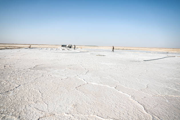 Workers in Syria-Iraq border s Deir ez-Zor Desert make a living from salt DEIR EZ-ZOR, SYRIA - SEPTEMBER 10: Workers laboring in the Deir ez-Zor Desert on the Syria-Iraq border try to support their families with the salt they extract from deep in the ground, enduring scorching heat and thick dust in Deir ez-Zor, Syria on September 10, 2026. After putting the salt they dig out of the earth through various processes, workers gather it with wheelbarrows and load it onto trucks. Despite all these harsh conditions, salt production continues to be one of the most vital sources of livelihood for the local population. Abdulrhman El Ali Anadolu Deir ez-Zor Syria. Editorial use only. Please get in touch for any other usage.  Copyright: x2026xAnadoluxAbdulrhmanxElxAlix
