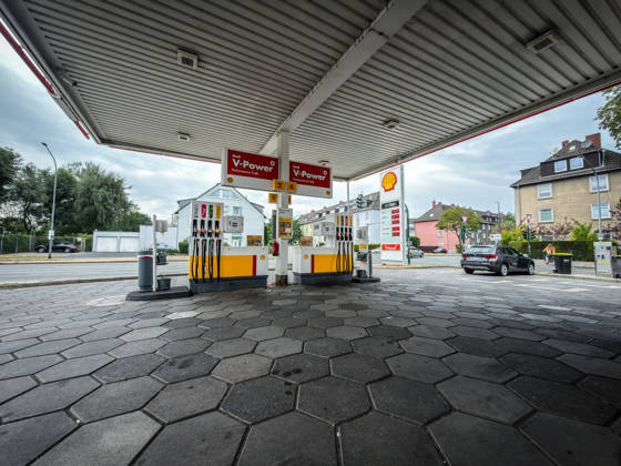 Shell-Tankstelle, Außenansicht, Totale, Zapfsäulen unter Tankstellendach, Shell V-Power, Kraftstoff, Benzin, Diesel, Spritpreise, Preistafel, Energie, Mobilität, Straßenverkehr, Auto, Tanken, Mineralölkonzern, Shell, Logo, Werbung, Wirtschaft, Energiepreise, Kraftstoffpreise, Benzinpreis, Dieselpreis, Tankkosten, Inflation, Verbraucher, Symbolfoto. Copyright: xJOERANxSTEINSIEKx