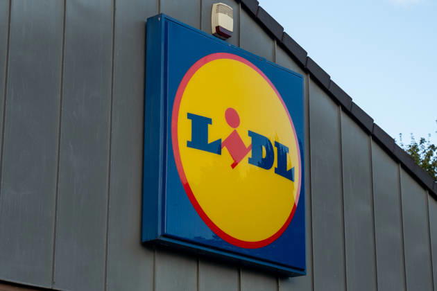 Das Logo des Lebensmitteldiscounters Lidl an einer Filiale. Am 15. September 2026 verhandelt das Brandenburgische Oberlandesgericht eine Klage des Verbraucherzentrale Bundesverbands gegen Lidl. Im Mittelpunkt des Verfahrens steht die Frage, ob Verbraucher benachteiligt werden, wenn bestimmte Rabatte ausschließlich über die Lidl-Plus-App erhältlich sind. Symbolbild, Symbolfoto Copyright: xSvenxHeidmannx