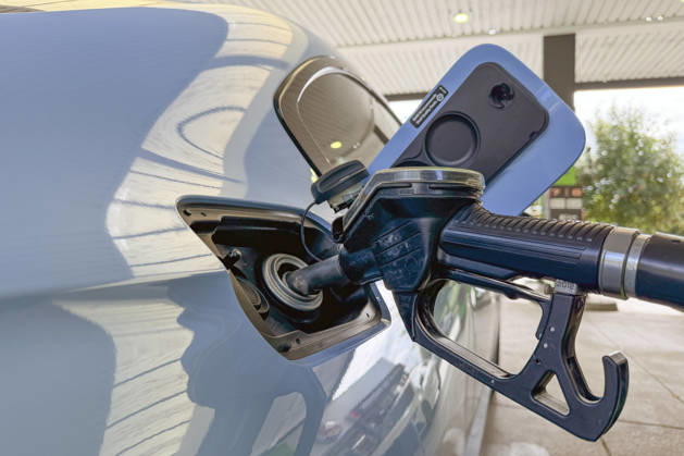 Wie ist die weitere Entwicklung der Spritpreise? Am Vormittag liegen die aktuellen Preise fuer (für) Diesel, Super E10 und Super deutlich ueber (über) 2 Euro. Ein blaues Auto wird an einer Tankstelle betankt. Die Tankpistole befindet sich im Tank eines Fahrzeuges. Tankstelle am 15.09.2026 in Siegen Deutschland.
