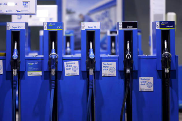 Spritpreise an einer nächtlichen Tankstelle in Köln. Preissteigerungen während des Iran-Krieg und den Vorfällen in der Meerenge von Hormuz machen das Tanken in Deutschland immer teurer: Mit dem steigenden Ölpreis und der ausgelaufenen Spritpreisbremse verteuern sich auch Benzin und Diesel immer weiter in Richtung der 3-Euro-Marke. (Themenbild, Symbolbild) Köln, 15.09.2026 NRW Deutschland Copyright: xChristophxHardtx