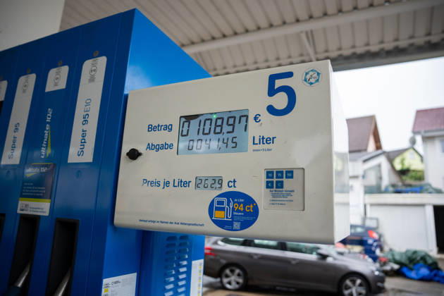 Aral Tankstelle, Zapfsäule, Zapfpistole, Tankstellenanzeige, Kraftstoffpreise, Benzin, Super E10, Super E5, Diesel, Spritpreise, Tanken, Autofahrer, Verkehr, Mobilität, Pendler, Rekordpreise, Preissteigerung, hohe Spritpreise, Energiepreise, Ölpreis, Rohöl, Brent, Nahostkonflikt, Iran Krieg, Energiekrise, Inflation, Verbraucher, Entlastungen, Tankrabatt, Energiesteuer, Mehrwertsteuer, Bundesregierung, Preisdeckel, Niedrigwasser Rhein, Symbolfoto Freiburg Tankstelle Baden-Württemberg Deutschland Copyright: xFINLEYxMÖRCHx