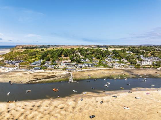 Blick auf die Mündung des Flusses Camel von einer Drohne bei Ebbe über Padstow and Rock, Cornwall, England, Großbritannien, Sommer 2026 View of River Camel Estuary from a drone at low tide over Padstow and Rock, Cornwall, England, United Kingdom, Summer 2026 Copyright: imageBROKER MaciejxOlszewski ibxmao18798317.jpg