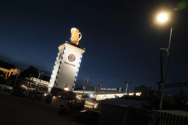 Paulaner Festzelt am Abend des Donnerstag vor Beginn des Oktoberfest Wiesn, München 17.08.2026