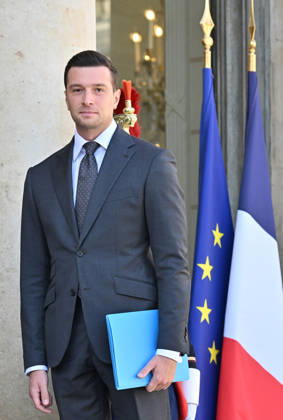Jordan Bardella, president of the National Rally (RN). Party leaders are arriving at the Élysée Palace for a Saint Denis-style meeting with Emmanuel Macron, President of the French Republic. The so-called Saint Denis-style format refers to a meeting between the head of state and all the leaders of parties represented in Parliament, with the goal of finding avenues for political compromise. Paris, September 18, 2026. Christian Liewig, Bestimage. Party leaders are arriving at the Élysée Palace for a Saint Denis format meeting with Emmanuel Macron, President of the French Republic. The so-called Saint Denis format refers to a meeting between the Head of State and all party leaders represented in Parliament, aimed at finding avenues fo  Copyright: xChristianxLiewigx xBestimagexChristianxLiewigx xBestimagex