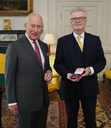 King Charles III at Dumfries House King Charles III presents the King s Medal for Music to Sir James MacMillan at Dumfries House in Cumnock, Ayrshire. Picture date: Friday September 18, 2026., Credit:Jonathan Brady PA ROTA - B68 Avalon UK, Cumnock Copyright: xJonathanxBradyx xPAxROTAx-xB68x xAvalonx 1136096449