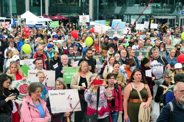 19.09.2026, Berlin - Deutschland. Demo Marsch für das Leben gegen Schwangerschaftsabbrüche am Berliner Hauptbahnhof.