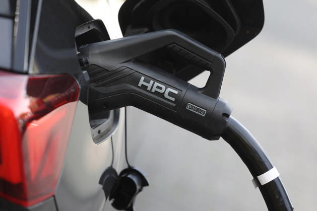Ein Elektrofahrzeug wird an der Raststaette (Raststätte) Siegerland West geladen. Das Ladekabel steckt im Stecker am Auto. Elektromobilitaet (Elektromobilität) am 19.09.2026 in Siegen Deutschland.