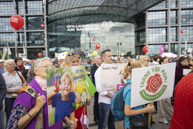 Zahlreiche Abtreibungsgegner haben am Samstag (19.09.2026) in Berlin an einem Marsch fuer das Leben des Bundesverbands Lebensrecht teilgenommen. Der Bundesverband Lebensrecht demonstriert dabei gegen Abtreibungen und assistierten Suizid. Die laut Ankuendigung groesste deutsche Pro Life-Veranstaltung sei ein Bekenntnis zur universalen Menschenwuerde . (Siehe epd-Meldung vom 19.09.2026) EDITORIAL USE ONLY